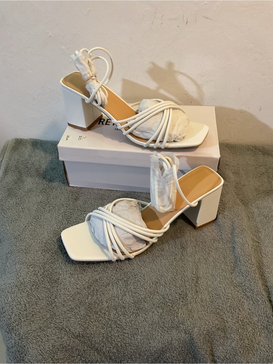PrettyLittleThing Shoes - PrettyLittleThing White Strappy Block Heel Sandals